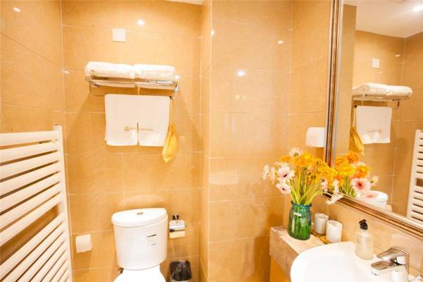 Resplendent Luxury Hotel (QingDao Carvinal)