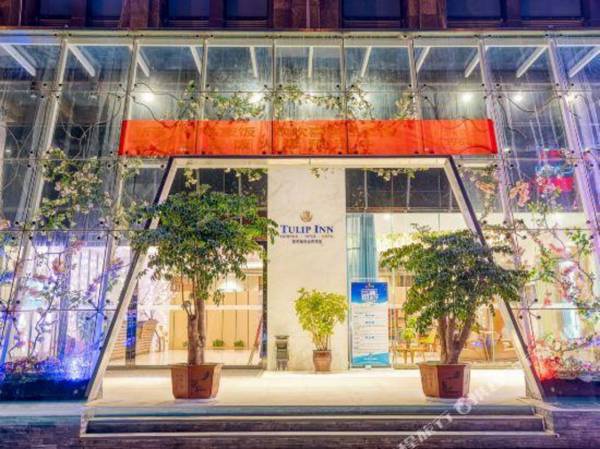 Lai Zhu Xing Chen SJiu Dian Kun Ming Gao Tie Nan Zhan Chun Rong Jie Di Tie Zhan Dian