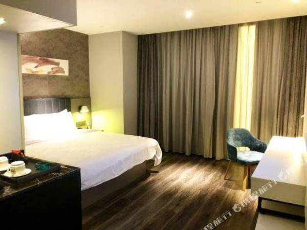 Ease Hotel (Kunming Jinma Bijifang Shulin Street Caiyunli)