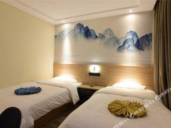 Enjoy In The Flower And Stone Light Luxury  Hotel