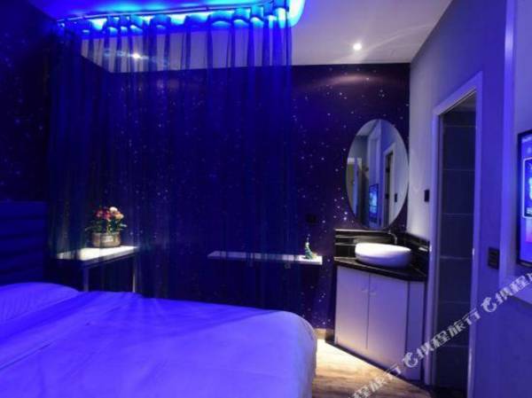 Enjoy In The Flower And Stone Light Luxury  Hotel