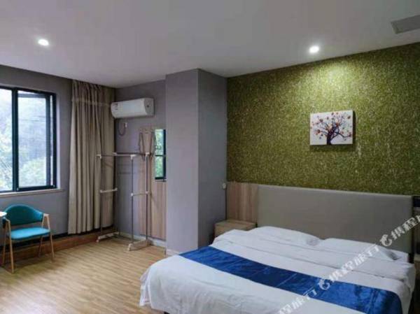 Tuji Hotel (Huaihe Road Pedestrian Street)