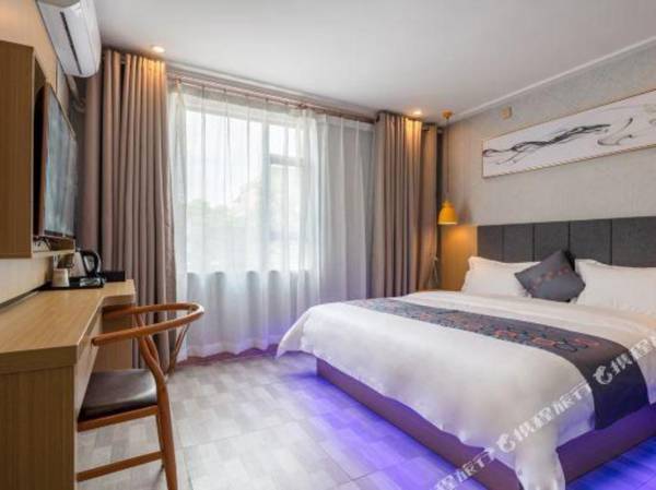 Yi Mi Jiu Dian (Guang Zhou Luo Gang Xiang Xue Di Tie Zhan Dian )