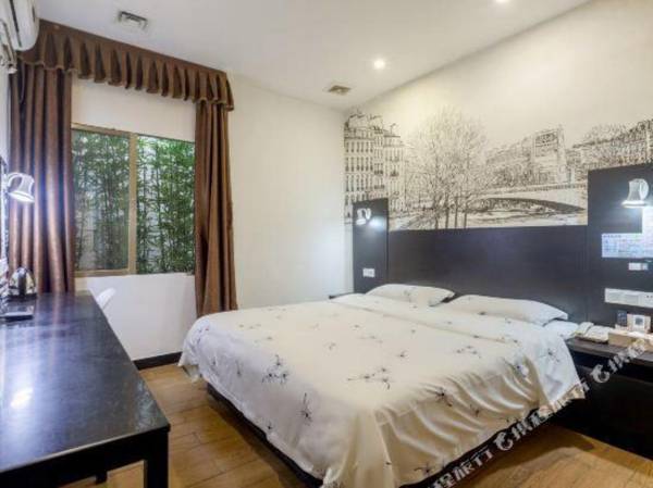 Xin Zai Xian Jiu Dian Guang Zhou Dong Xiao Nan Di Tie Zhan Dian