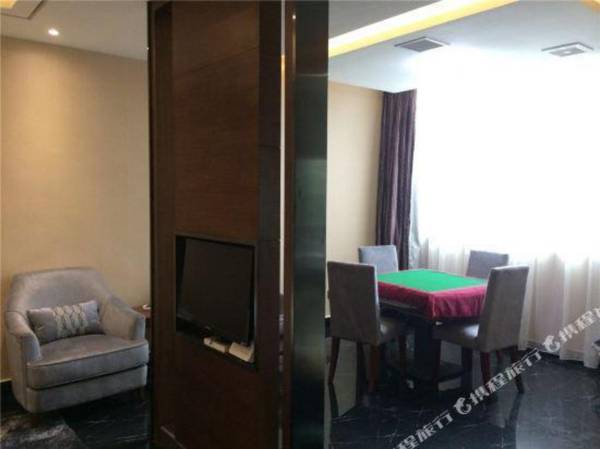 Luzhou Yinghao Holiday Hotel