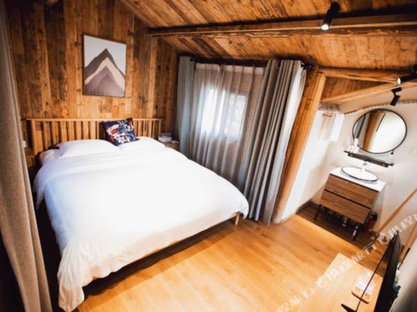 Tianchi Miao Village Boutique Hostel