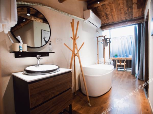 Tianchi Miao Village Boutique Hostel