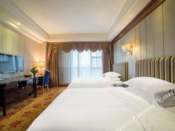 Eiffel International Hotel (Chengdu Hongpailou Metro Station)