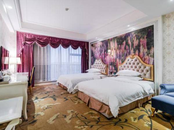 Eiffel International Hotel (Chengdu Hongpailou Metro Station)