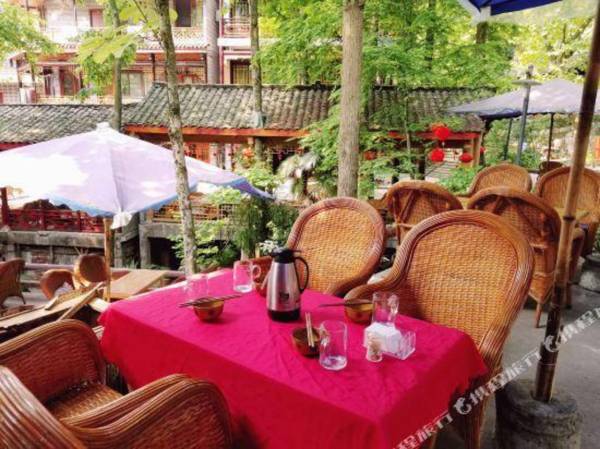 Qing Cheng Hou Shan You Yi Cun Ru Yi Shan Zhuang