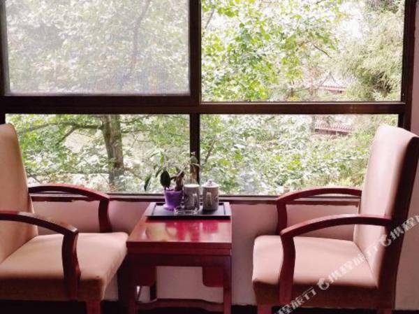 Qing Cheng Hou Shan You Yi Cun Ru Yi Shan Zhuang