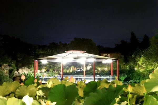 Yi Su Li - Courtyard in the City