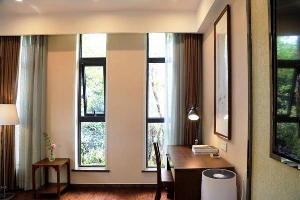 Yi Su Li - Courtyard in the City