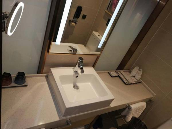 Lavande Hotels· Yueyang Linxiang Zhongfa