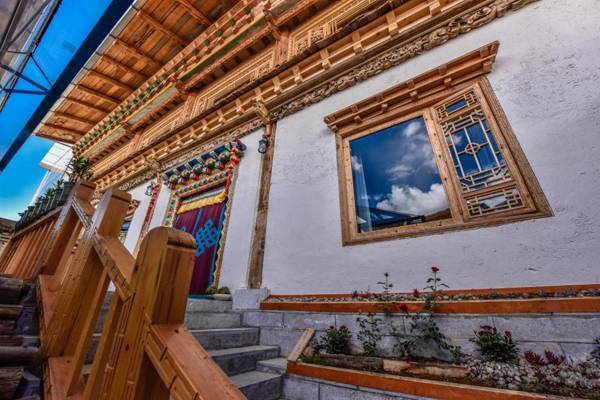 The blue mountains on the moon