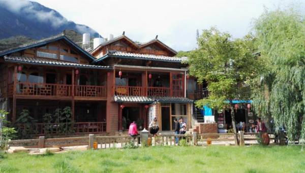 Luguhu Lakeside Apu Guest House