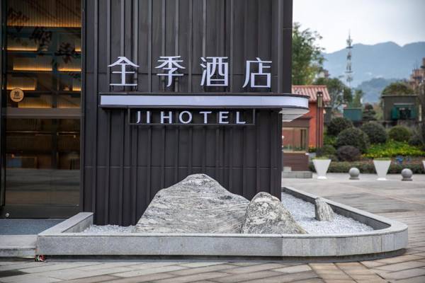 Ji Hotel Yibin West Railway Station