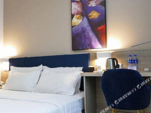 7 Days Premium· Xianning Wenquan Pedestrian Street Shopping Park