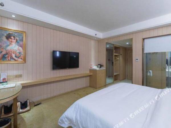 Wei Ye Na Guo Ji Jiu Dian (Zhang Sha Gao Tie Nan Zhan Wan Jia Li Guang Chang Dian )