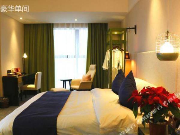 Red Box Exquisite Hotel