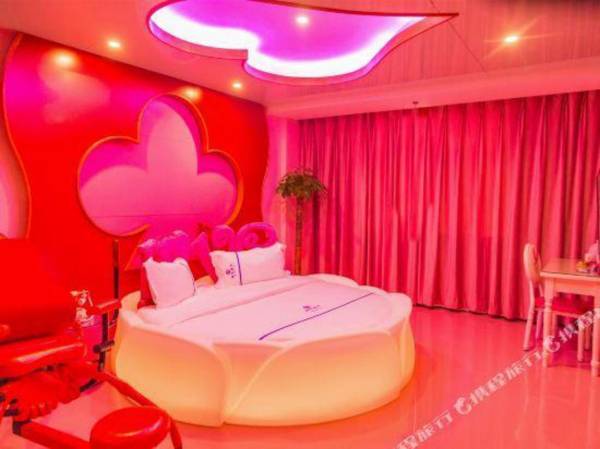 Honghu Blue Sky Theme Hotel