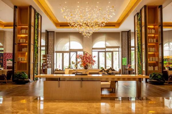 Lushang Zhichun Lake Hot Spring Hotel