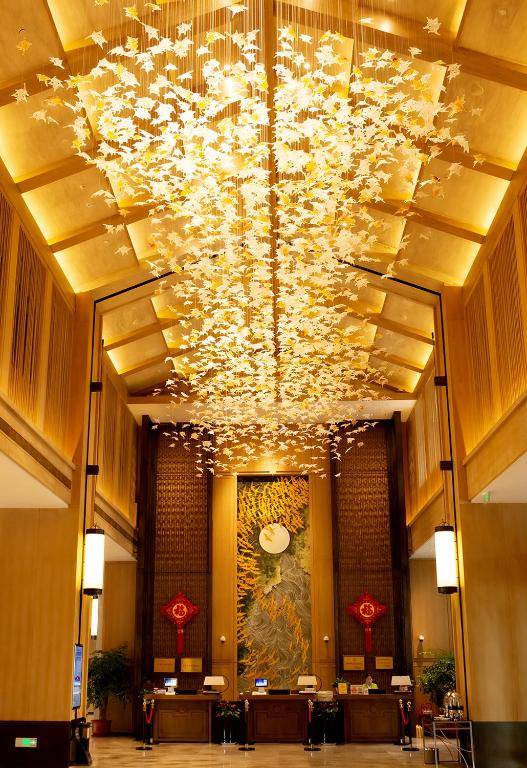 Lushang Zhichun Lake Hot Spring Hotel