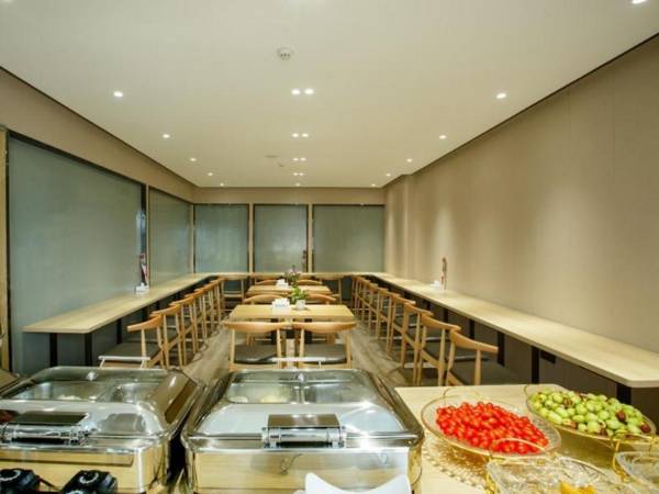 Green Tree Inn Express Yulin Chinese Medicine Port