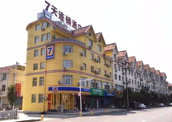 7Days Inn Huanggang Luotianhedong Street Dabieshan Night Supper Plaza
