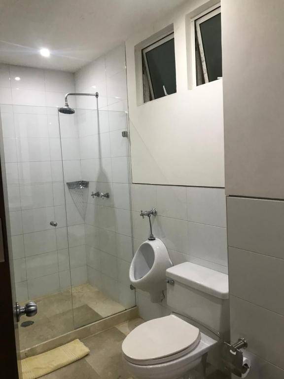 Amplio apt de 3 alcobas edificio primera linea de playa