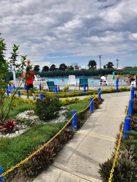 Piscina y Parque del Cafe ApartaHotel