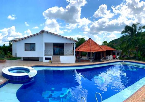 Finca con Piscina Privada Girardot