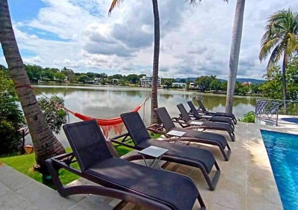 Casa Quinta Lujosa con Piscina Privada en Lagos del Peñon