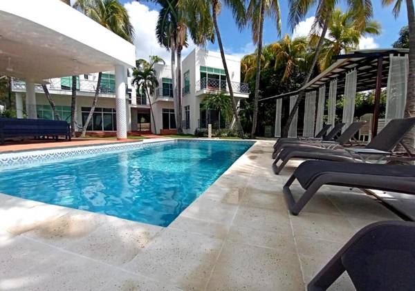 Casa Quinta Lujosa con Piscina Privada en Lagos del Peñon