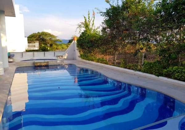 Casa con Jacuzzi y Piscina Privada en Condominio el peñon Girardot