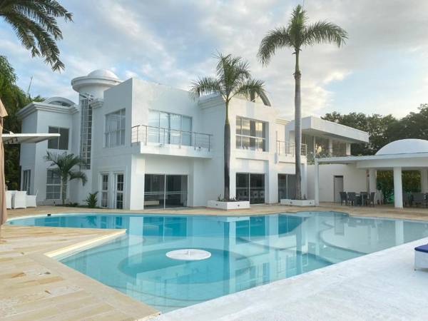 Espectacular Casa Condominio Lagos del Peñón Girardot-Colombia