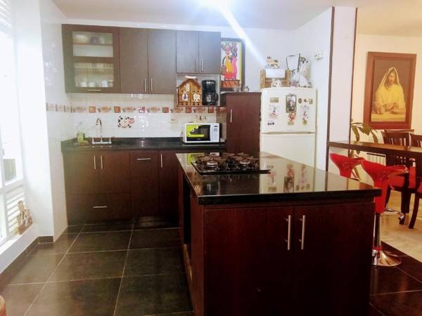 Alojamiento "Cómo en CASA" cerca al Aeropuerto!!