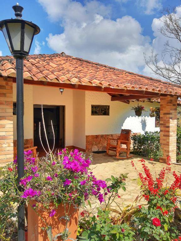 CASA CAMPESTRE frente Acuarela -Mesa de los Santos