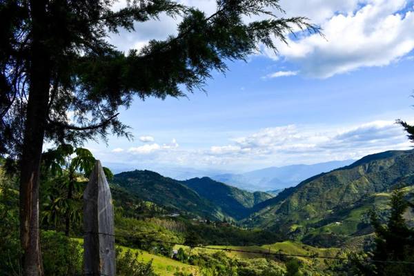 Casa Descanso en el Campo con Hermosa Vista a los Farallones