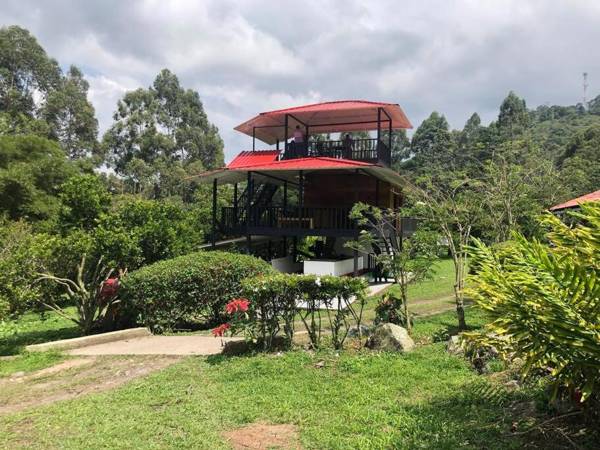 Hermosa cabaña en finca cafetera con zonas verdes avistamiento de aves paisaje cafetero