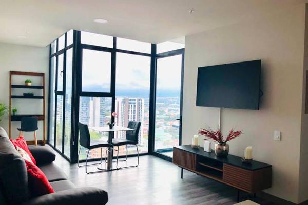 Amazing views SJO Cozy Equipped. 24/7 Concierge