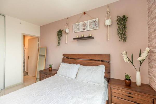 EXCLUSIVE BOHO CHIC Style condo just 10 minutes to airport with self-entry system