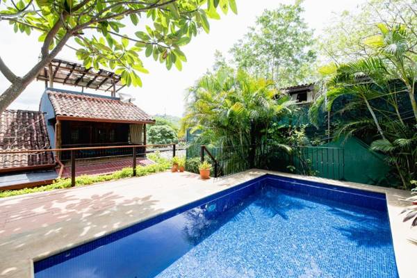 Casa Simon- Tropical Tamarindo Retreat with Pool Rooftop Deck near Beach!