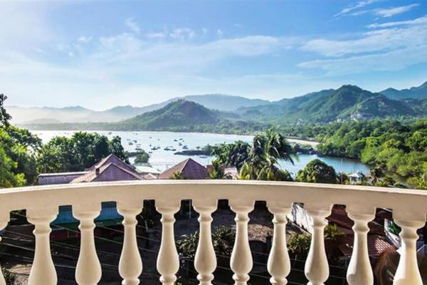 Birds-eye view of the ocean in nicely priced unit on top floor in Flamingo