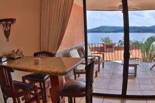 Hotel room-style ocean-view unit in Flamingo with pool