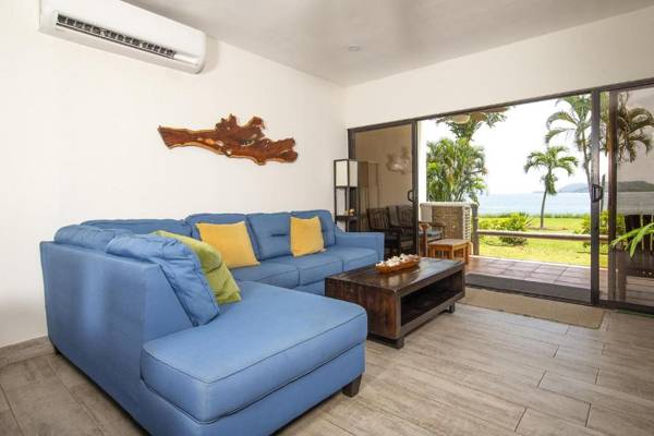 Newly remodeled ground-floor unit in Flamingo - right in front of beach