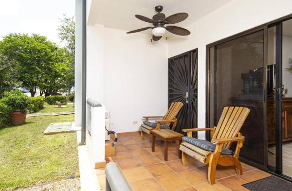 Newly remodeled ground-floor unit in Flamingo - right in front of beach