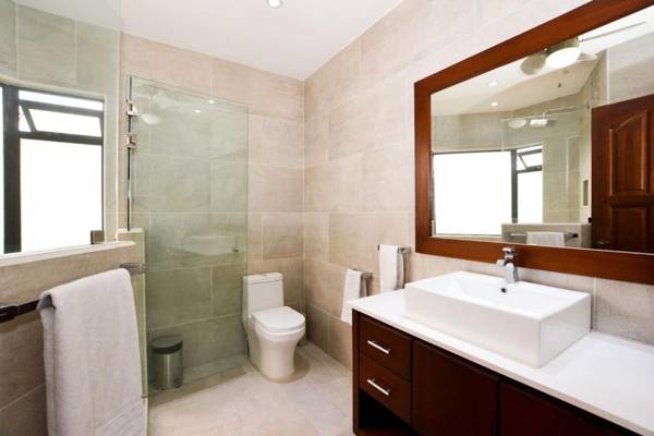 Spectacular - spacious unit in Flamingo with pool in front of the beach