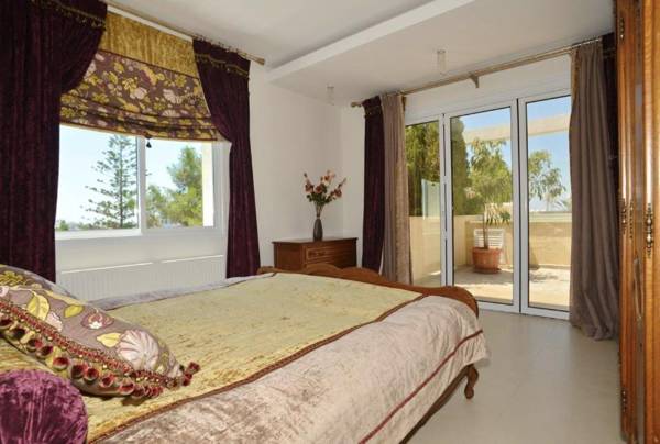 Paphos luxury penthouse 175 sq.m / 10 minutes drive to the sea