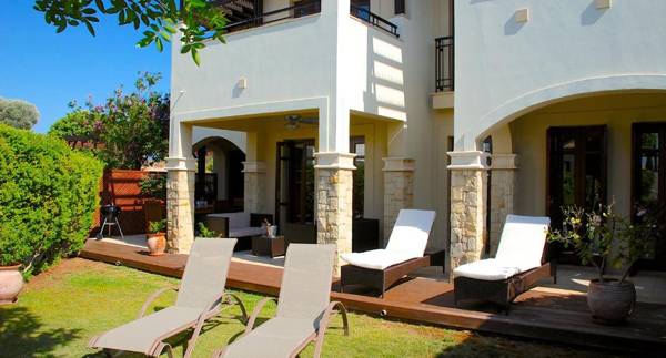 2 bedroom Apartment Kalypso with private garden Aphrodite Hills Resort